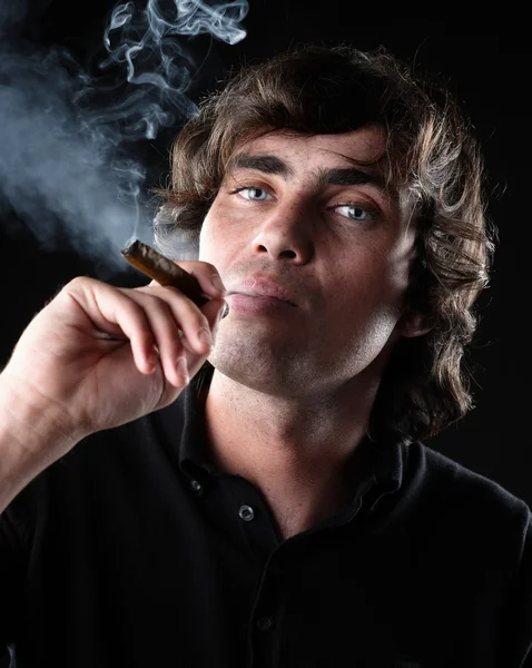 Retrato de cerca de un hombre con cigarro — Foto de Stock