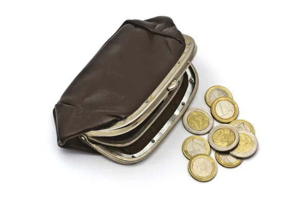 Старый кошелек и монеты — стоковое фото
