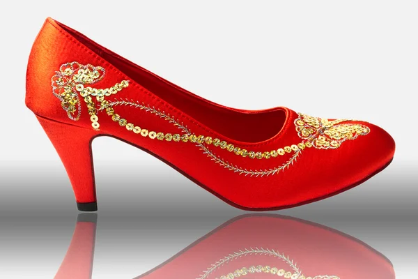 Çin işlemeli düğün ayakkabıları — Stok fotoğraf