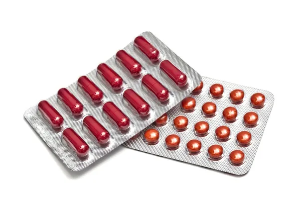 Rote Pillen und Kapseln — Stockfoto