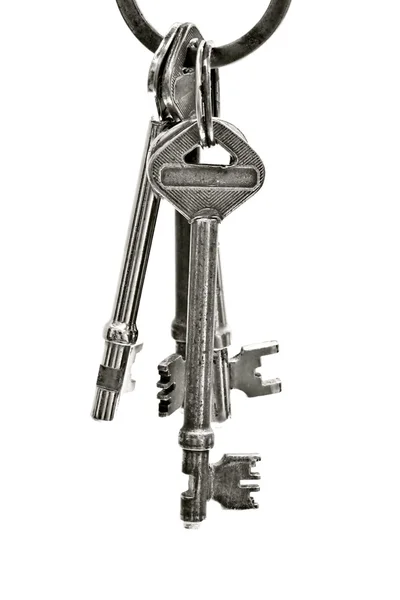 Kilka starych kluczy na białym tle — Zdjęcie stockowe