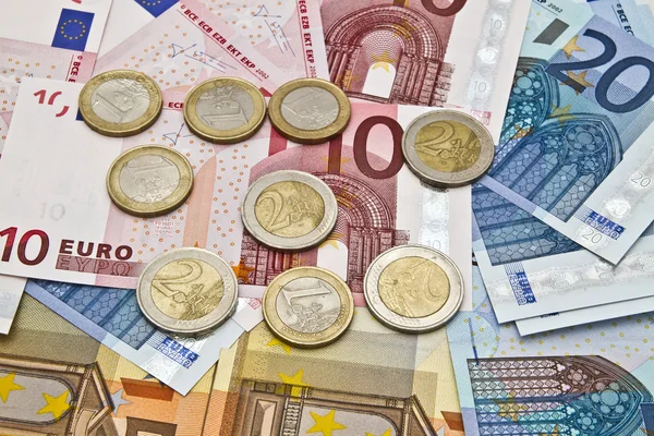 Moneda y monedas en euros — Foto de Stock