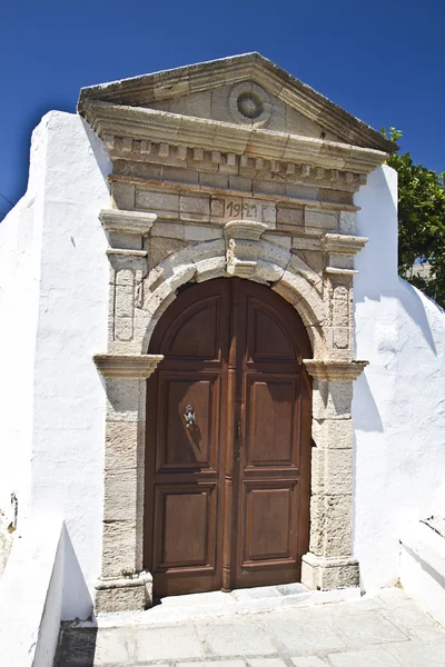 Дверь старого образца на Родосе — стоковое фото