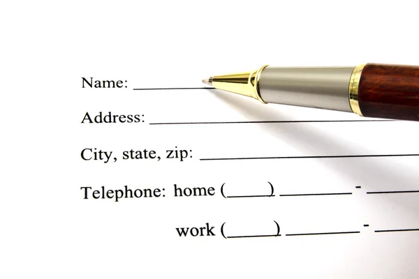 Pen geïsoleerd op een lege handtekening papier — Stockfoto
