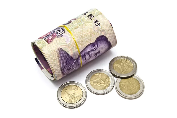 Рулон китайских денег и монет евро — стоковое фото