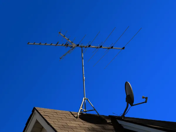 Antena de transmissão por satélite — Fotografia de Stock