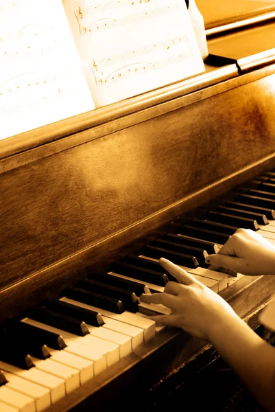 Tocando piano antigo — Fotografia de Stock