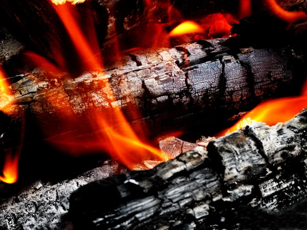 Вогнище з гарячим вугіллям — стокове фото