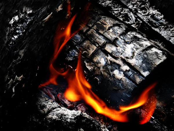 Fogueira com carvão quente — Fotografia de Stock