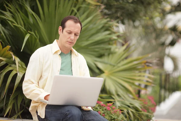 Homem usando um computador notebook — Fotografia de Stock