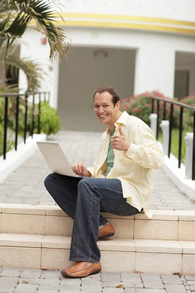 Homme avec un ordinateur portable — Photo