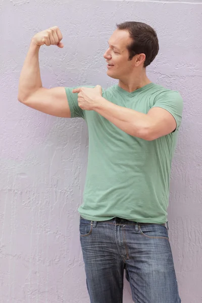 Man flexing his arm muscle — Stock Photo, Image