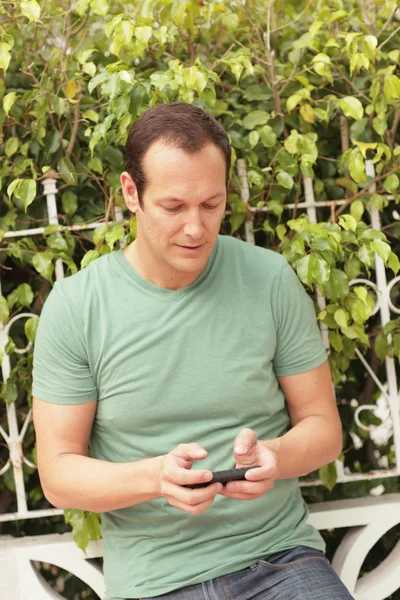 onun akıllı telefon kullanan adam