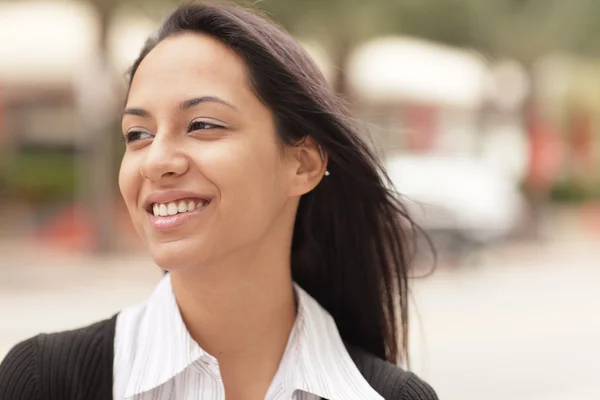 Headshot of a young woman smiling — Stock Photo, Image