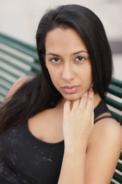 Atraktivní mladá latina — Stock fotografie