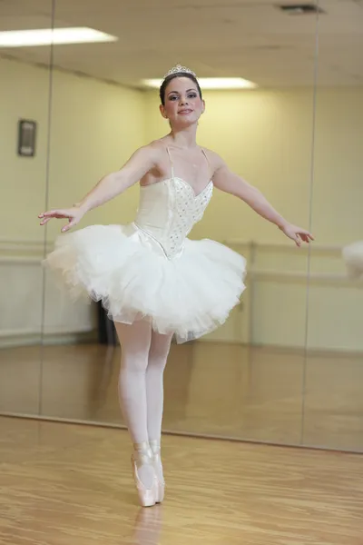 Балерина практикуется в танцевальной студии — стоковое фото
