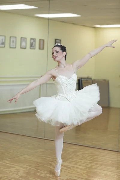 Балерина в студии — стоковое фото
