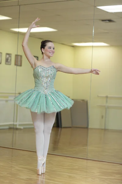Красивая балерина — стоковое фото