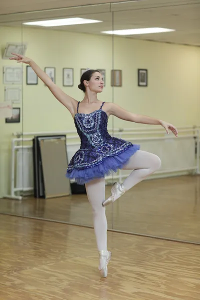 Балерина в синей пачке — стоковое фото