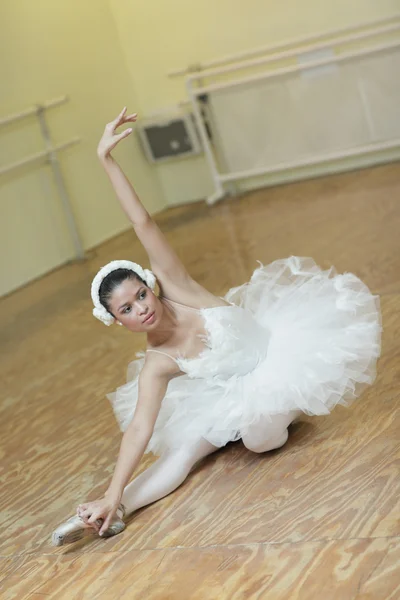 Bailarina em um estúdio de dança — Fotografia de Stock