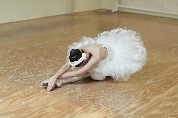 Ballerina dehnt sich — Stockfoto