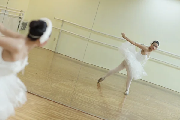Ballerina in de spiegel — Stockfoto
