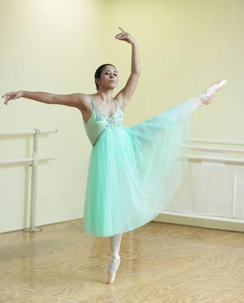 Ballerina i en dansstudio — Stockfoto