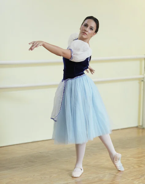 Балерина танцует в студии — стоковое фото