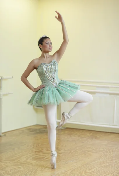 Балерина в танцевальной студии — стоковое фото