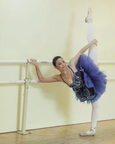 Ballerina dehnt sich auf der Stange — Stockfoto