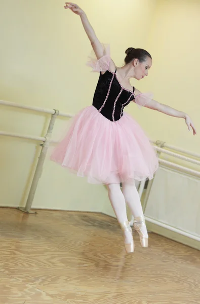 Ballerina in midair — Stockfoto