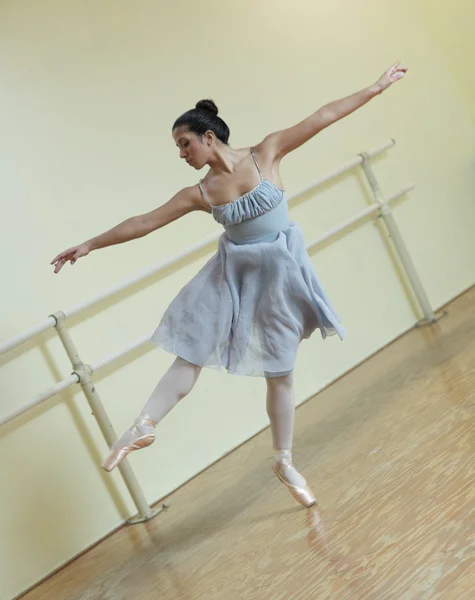 Ballerina öva i en dansstudio — Stockfoto