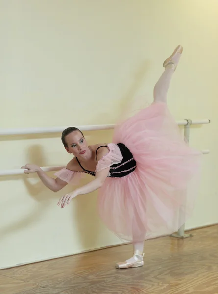 Балерина практикуется в танцевальной студии — стоковое фото