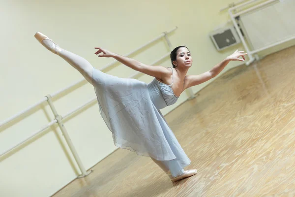 Bailarina dançando — Fotografia de Stock