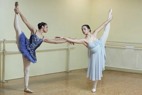 Baleriny praktykujących w studio tańca — Zdjęcie stockowe