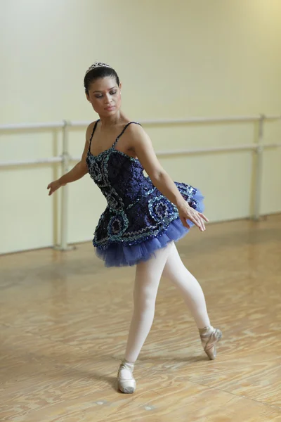 Bailarina practicando en un estudio de danza —  Fotos de Stock
