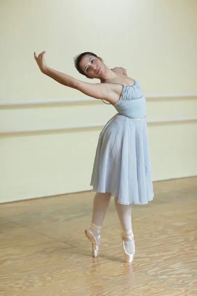 Ballerina on pointe — Stock Photo, Image