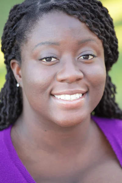 Jovem mulher negra sorrindo — Fotografia de Stock