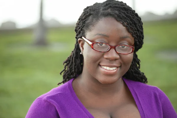 Jonge zwarte vrouw die lacht — Stockfoto