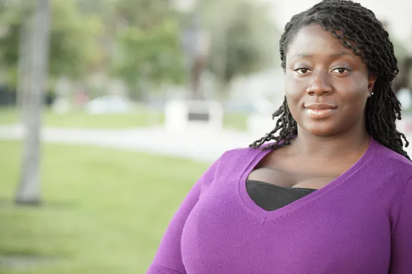 Gülümseyen Afrikalı Amerikalı kadın — Stok fotoğraf