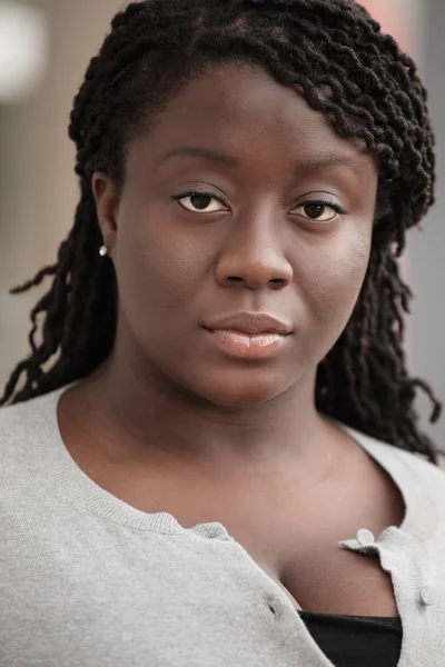 Genç bir siyah kadın headshot — Stok fotoğraf