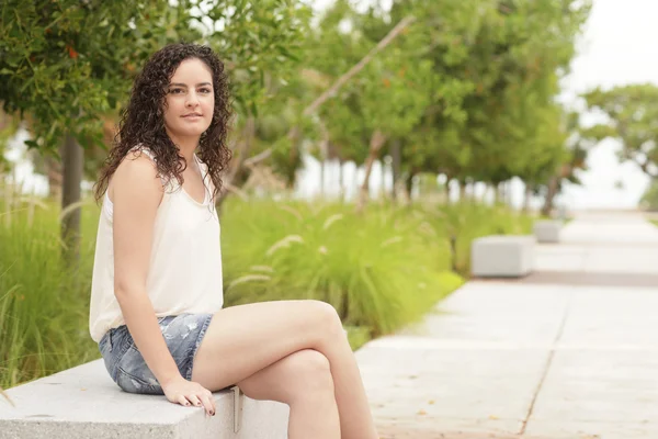 Frau sitzt auf einer Parkbank — Stockfoto