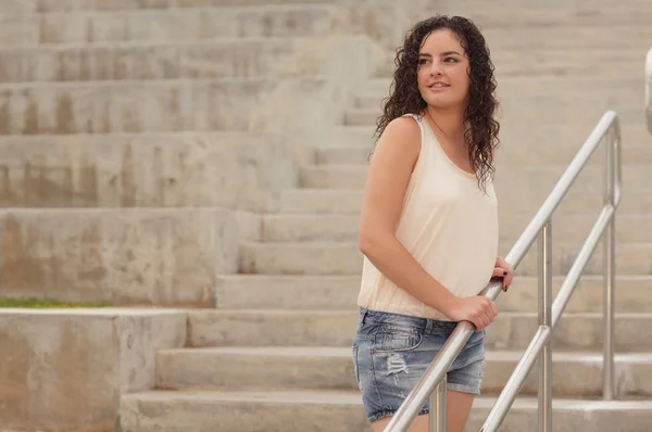 Jonge vrouw op een trap — Stockfoto