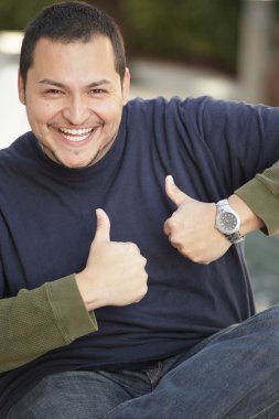 mutlu bir adam gösteren thumbsup