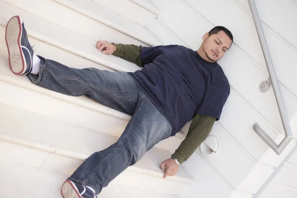 Homme dormant sur un escalier — Photo