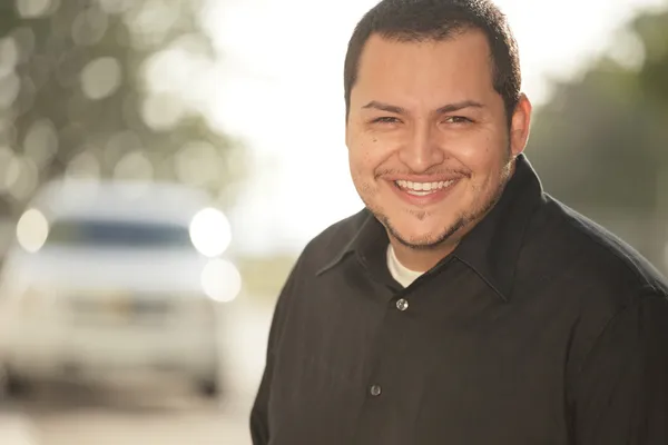 Latino homem sorrindo — Fotografia de Stock