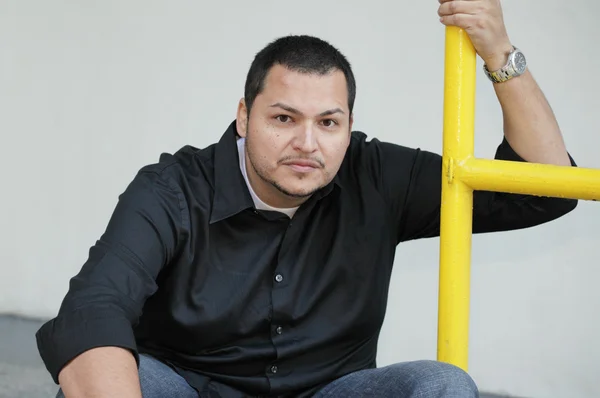 Mężczyzna Latino w miejskich — Zdjęcie stockowe