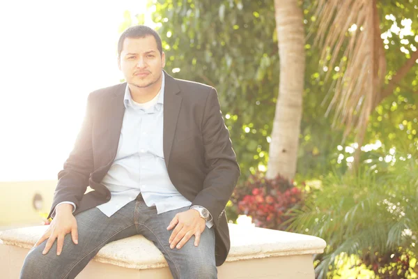 Latino бізнесмен на відкритому повітрі — стокове фото