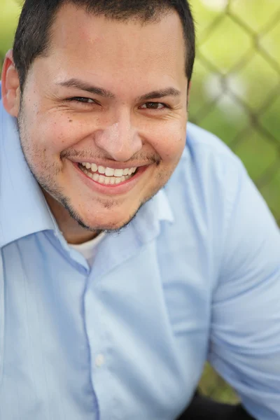 Латиноамериканский бизнесмен улыбается — стоковое фото
