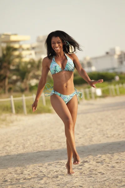 Szczęśliwa kobieta działa na plaży — Zdjęcie stockowe